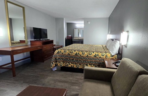 North Chesterfield Hotel | Relaxing King Room Near Science Museum of Virginia—4.9 miles | Free Parking
