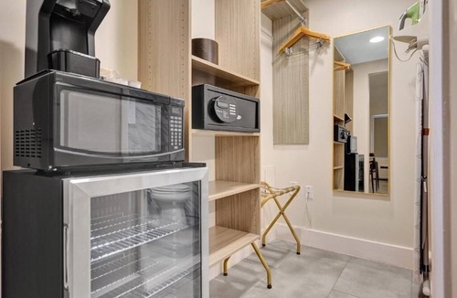 Galt Mile Hotel | Relaxing King Unit at The Garden Hotel | Explore Anglins Fishing Pier Nearby