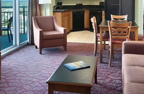 Downtown Myrtle Beach Hotel | Relaxing Oceanview Pool Stay | 0.6 mi to SkyWheel & Boardwalk
