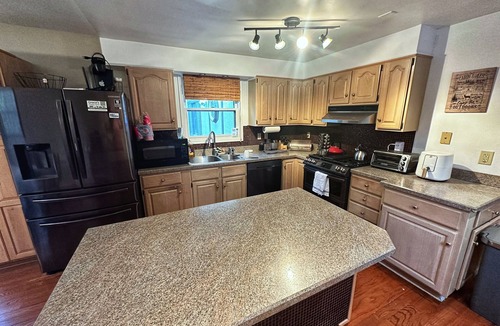 Berkeley Springs Cabin | Relaxing & Rejuvenating Retreat w/Hot tub, Pool, Sauna, & Games for family+pets