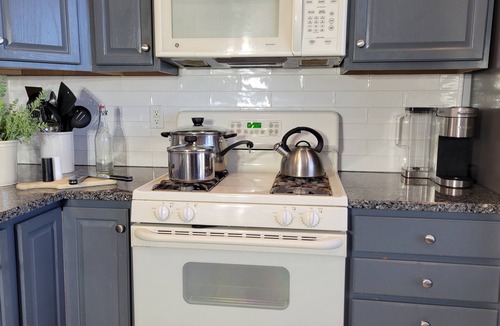 Frankford House | Remodeled 2025. Free Parking-2 m to Beach-Spacious-Free Pool-Game Room-King Bed