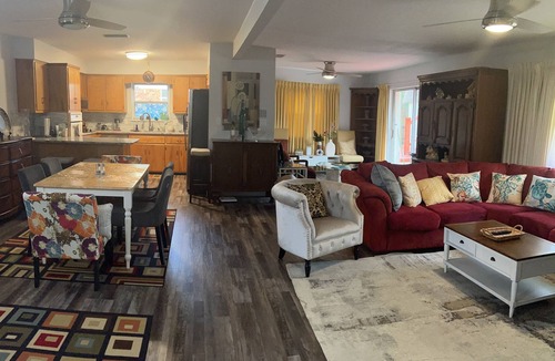 Lake Lorraine House | Remodeled House with Pool on Quiet cul-de-sac! Walk to beach on Bay!