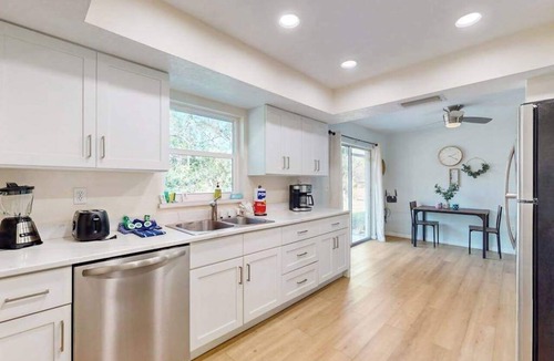 Alta Vista House | Renovated retreat - dog-friendly yard, AC & WD - snowbirds welcome