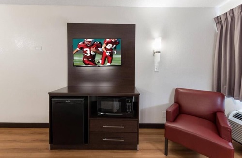 Crosswoods Hotel | Renovated Room Perfect for Solo or Couple Travelers – Great Location in Columbus
