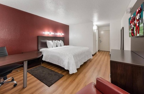 Crosswoods Hotel | Renovated Room Perfect for Solo or Couple Travelers – Great Location in Columbus