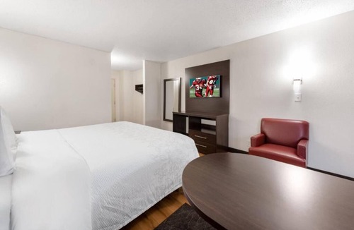 Crosswoods Hotel | Renovated Room Perfect for Solo or Couple Travelers – Great Location in Columbus