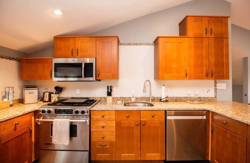 Dorchester Apartment | Renovated Top Floor 1 Bedroom Condo in Savin Hill
