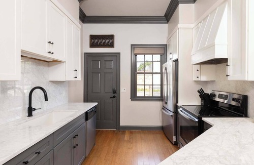 Old West Broad Neighborhood Condo | Renovated Townhome Near Forsyth Park | Parking