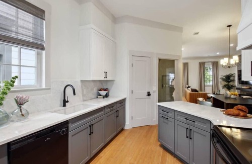 Old West Broad Neighborhood Condo | Renovated Townhome Near Forsyth Park | Parking