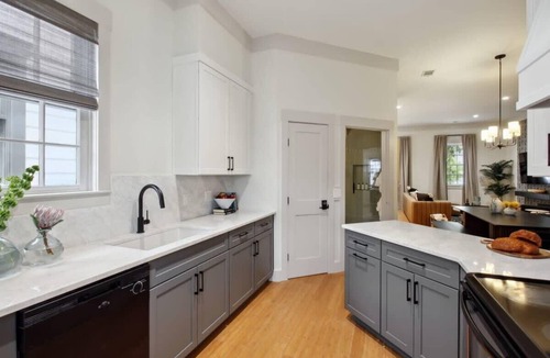 Old West Broad Neighborhood Condo | Renovated Townhome Near Forsyth Park | Parking