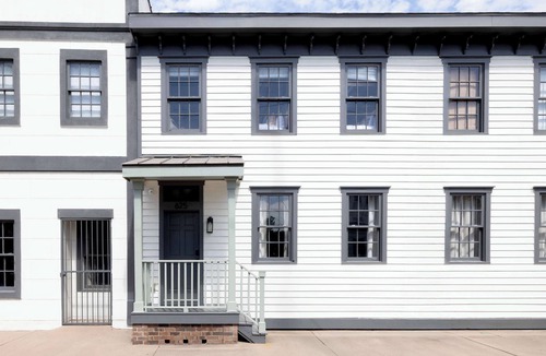 Old West Broad Neighborhood Condo | Renovated Townhome Near Forsyth Park | Parking