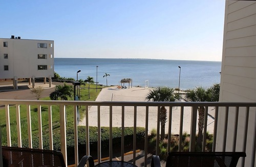 Rocky Point Apartment | Resort-Style Waterfront Retreat l Pool, Free Parking Near MOSI Science Museum