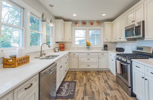 Eastwood House | Restaurants, coffee shops, breweries walking distance. 6 minute drive downtown.