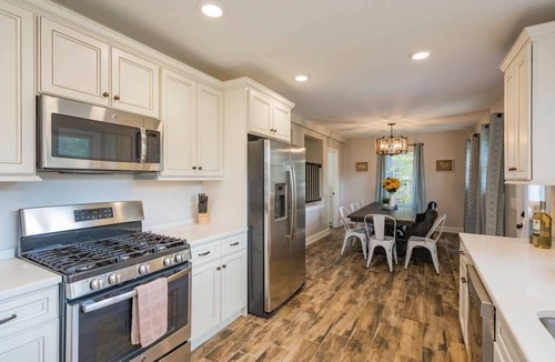 Eastwood House | Restaurants, coffee shops, breweries walking distance. 6 minute drive downtown.