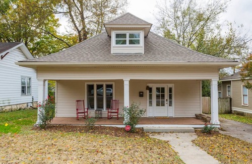 Eastwood House | Restaurants, coffee shops, breweries walking distance. 6 minute drive downtown.