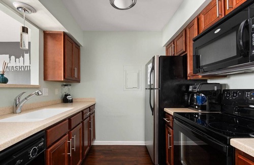 North Capitol Condo | RF1004 ~ King Bed ~ Pool ~ Outdoor space on the River ~ Free Covered Parking ~ 1 Mi to Broadway