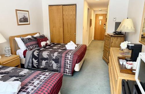 Lincoln Apartment | RG106A Rivergreen Hotel Style Room | Pool & Hot Tub