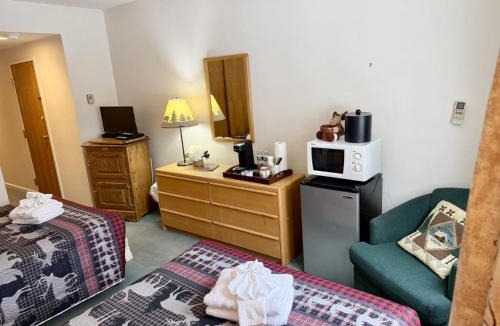 Lincoln Apartment | RG106A Rivergreen Hotel Style Room | Pool & Hot Tub