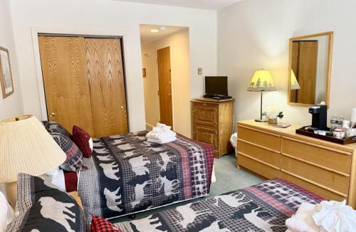Lincoln Apartment | RG106A Rivergreen Hotel Style Room | Pool & Hot Tub