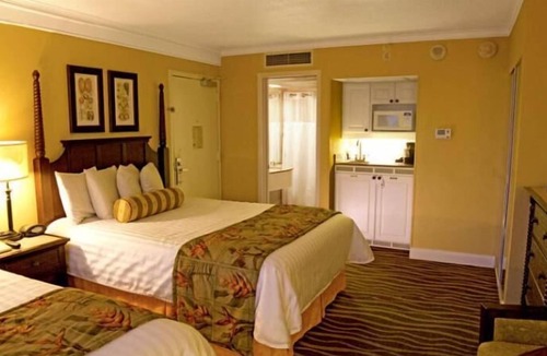 St. Pete Beach Resort | Right on the Beach! Relaxing Unit for 4 with Pool, Hot Tubs and Water Slides!