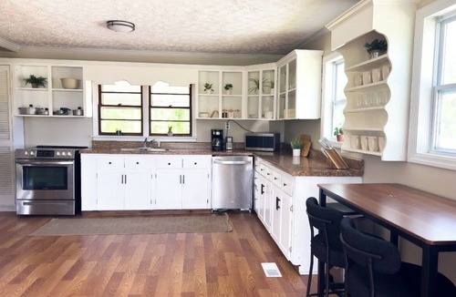 Piney Green House | River Edge Retreat - Private Waterfront & Fire Pit