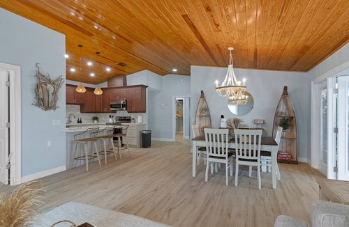 Homosassa House | River's Edge Retreat-3/3.5, sleeps 9, waterfront with dock! Newly Remodeled!