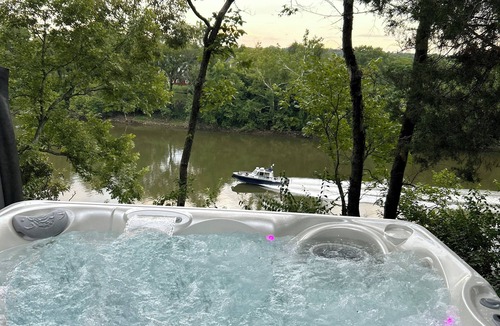 Madison Cabin | RIVER VIEW, HOT TUB, FIRE PIT, 10 min to Nashville! Pet friendly.