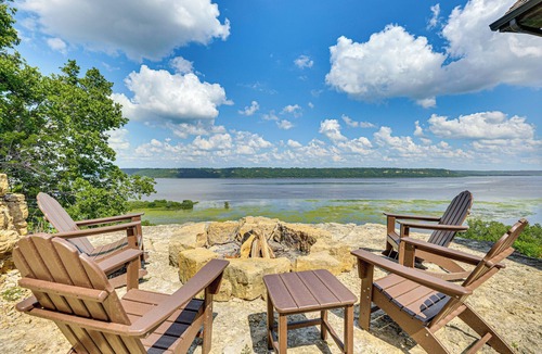 Peru House | River Views + Wraparound Deck: Dubuque Getaway