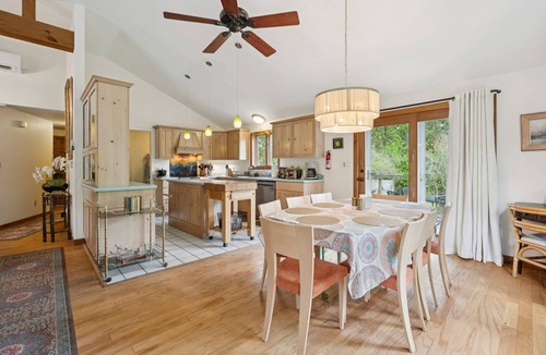 Epping House | Riverfront 2BR | Home King Suite | Patio & Grill