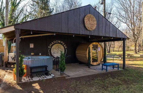 Elkton House | Riverfront- 3 Hole Golf Course - Pool - Hot Tub - Sauna - 2 Game Rooms