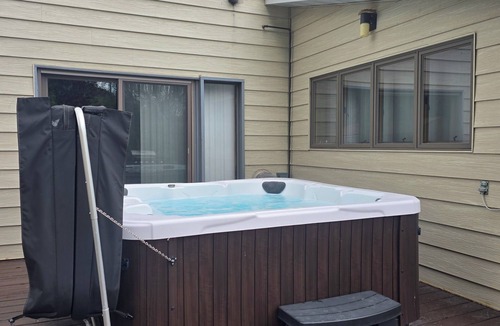 Cascade House | ~ Riverfront, Hot Tub, Mountain Views, 8 Beds ~