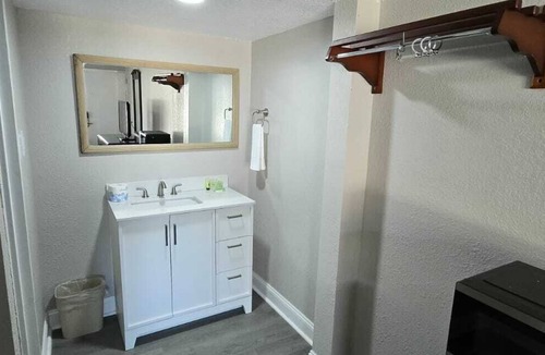Danville Hotel | Riverside Inn and Suites Danville Virginia