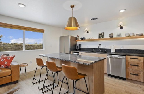 Twin Falls House | Rock Creek Canyon 1BR, Hot Tub, Sauna, Fire Pit