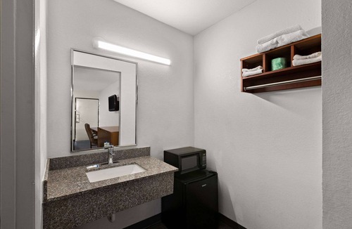 Commerce Hotel | Rodeway Inn Commerce