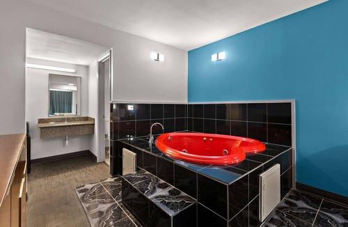 Commerce Hotel | Rodeway Inn Commerce