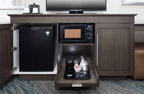Downtown Fort Lauderdale Hotel | Romantic Getaway | Pool Access | Free Breakfast | Parking | Pets are Welcome