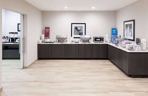 Downtown Fort Lauderdale Hotel | Romantic Getaway | Pool Access | Free Breakfast | Parking | Pets are Welcome