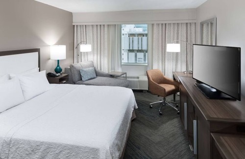Downtown Fort Lauderdale Hotel | Romantic Getaway | Pool Access | Free Breakfast | Parking | Pets are Welcome