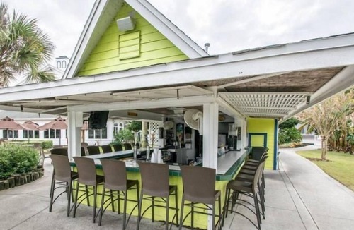Crystal River House | Romantic Getaway! Couple's Unit, Private Parking, Pool, Golf and Spa Center!
