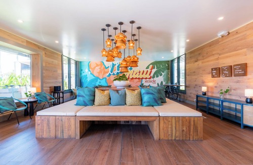 Kahului Hotel | Romantic Island Getaway | Outdoor Pool | Parking & Shuttle | Pets Are Welcome!