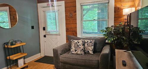 Mars Hill House | Romantic Summer Couples Escape, Private Hot Tub, EV Station, Fast 600 Mbps WiFi