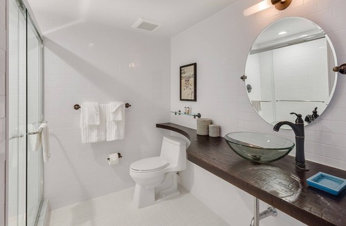 Lauderdale-by-the-Sea Hotel | Romantic Beach Getaway! Outdoor Pool, & Gym Access! Close to Bay View Drive Park