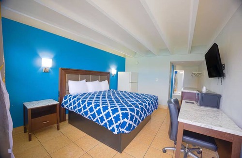 Merritt Island Hotel | Room w/Marble Shower & King Bed Perfect for Exploring Space Coast Highlights