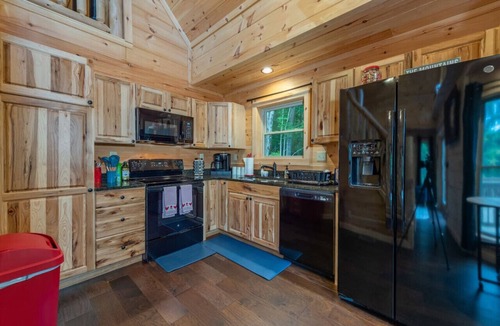 Fairview Villa | Roosters Den! Modern Cozy Cabin!