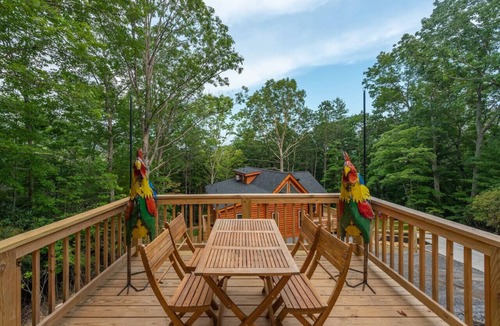 Fairview Villa | Roosters Den! Modern Cozy Cabin!