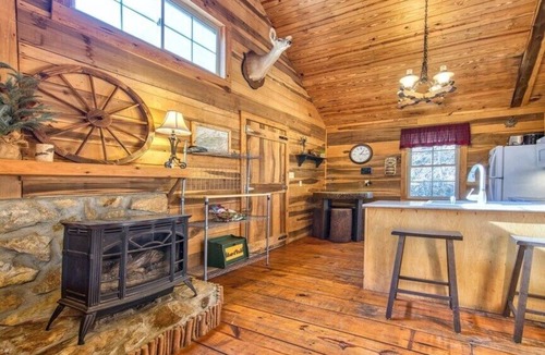 Maggie Valley Cabin | Roughin' it - Secluded, Rustic 2 BR/1 BA Mountain Cabin, Hot Tub, Private