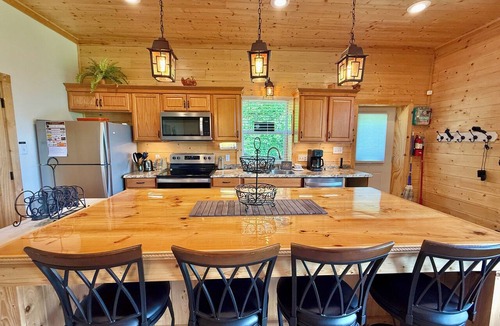 Wears Valley Cabin | Roundtop Mountain Ridge Cabin-Spacious 3 bedroom/Separate living spaces/Mtn View