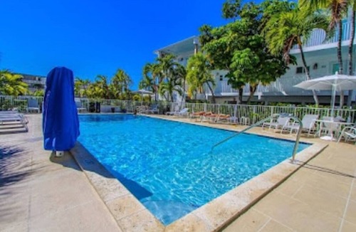 North Beach Hotel | Royal 2 Apt/Hotel with pool in Miami Beach