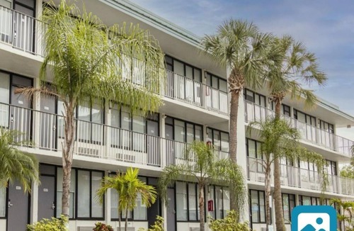 North Beach Hotel | Royal 2 Apt/Hotel with pool in Miami Beach