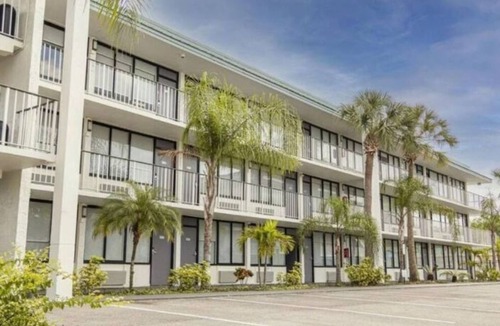 Historic Downtown Kissimmee Hotel | Royal 8 Wonderful Apart/Hotel with pool